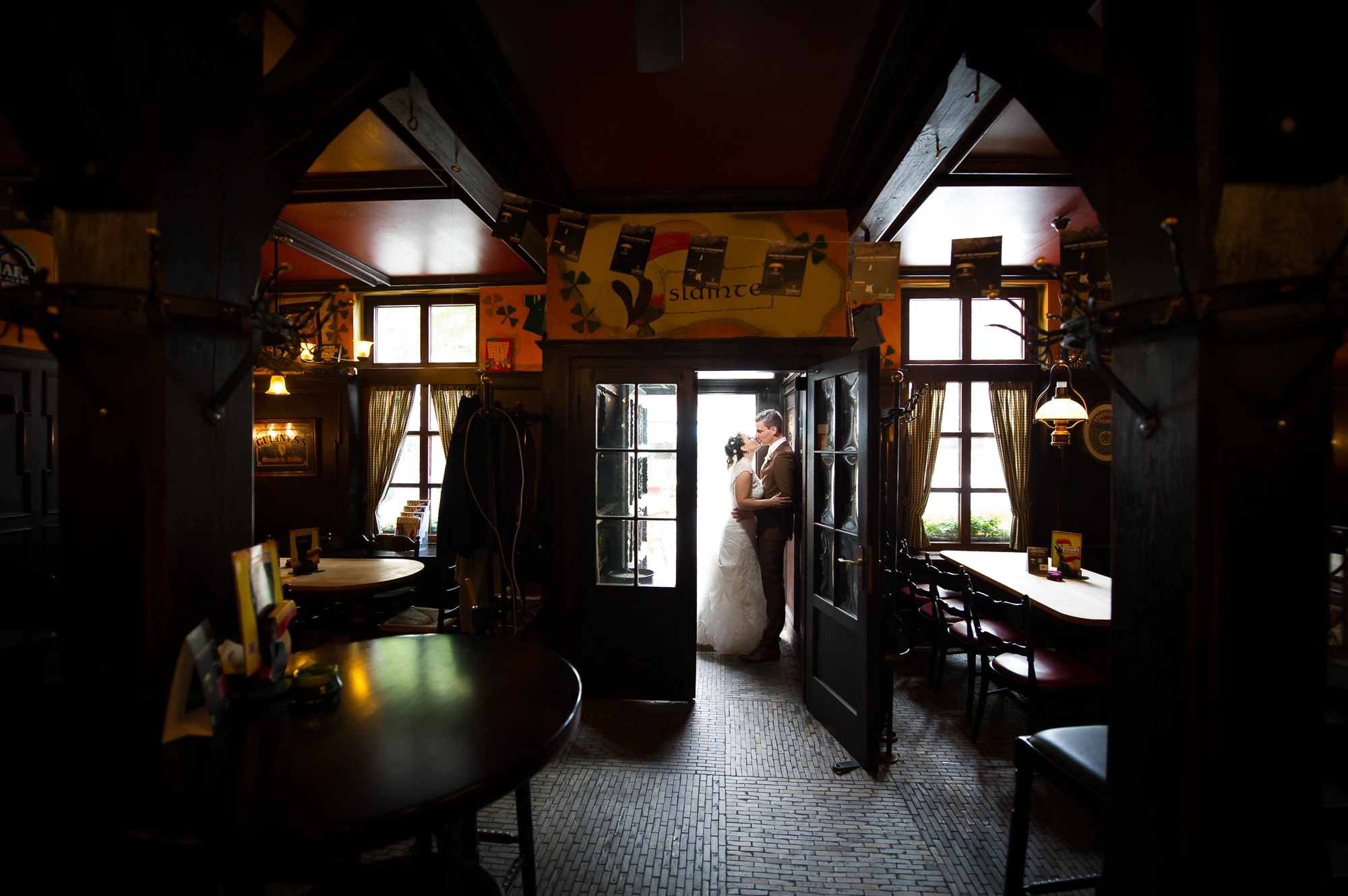 Brautpaar küsst sich im Eingang des Paddy's Irish Pub in Ochtrup - aufgenommen von Hochzeitsfotograf Ochtrup