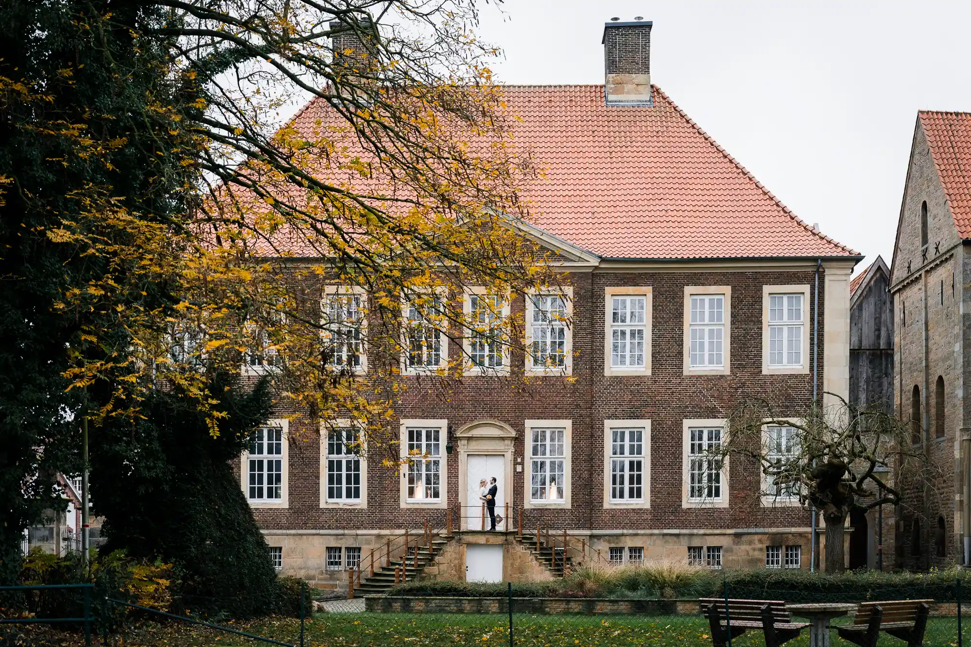 Brautpaar vor dem historischen Stift Langenhorst im Winter – Heiraten in Ochtrup