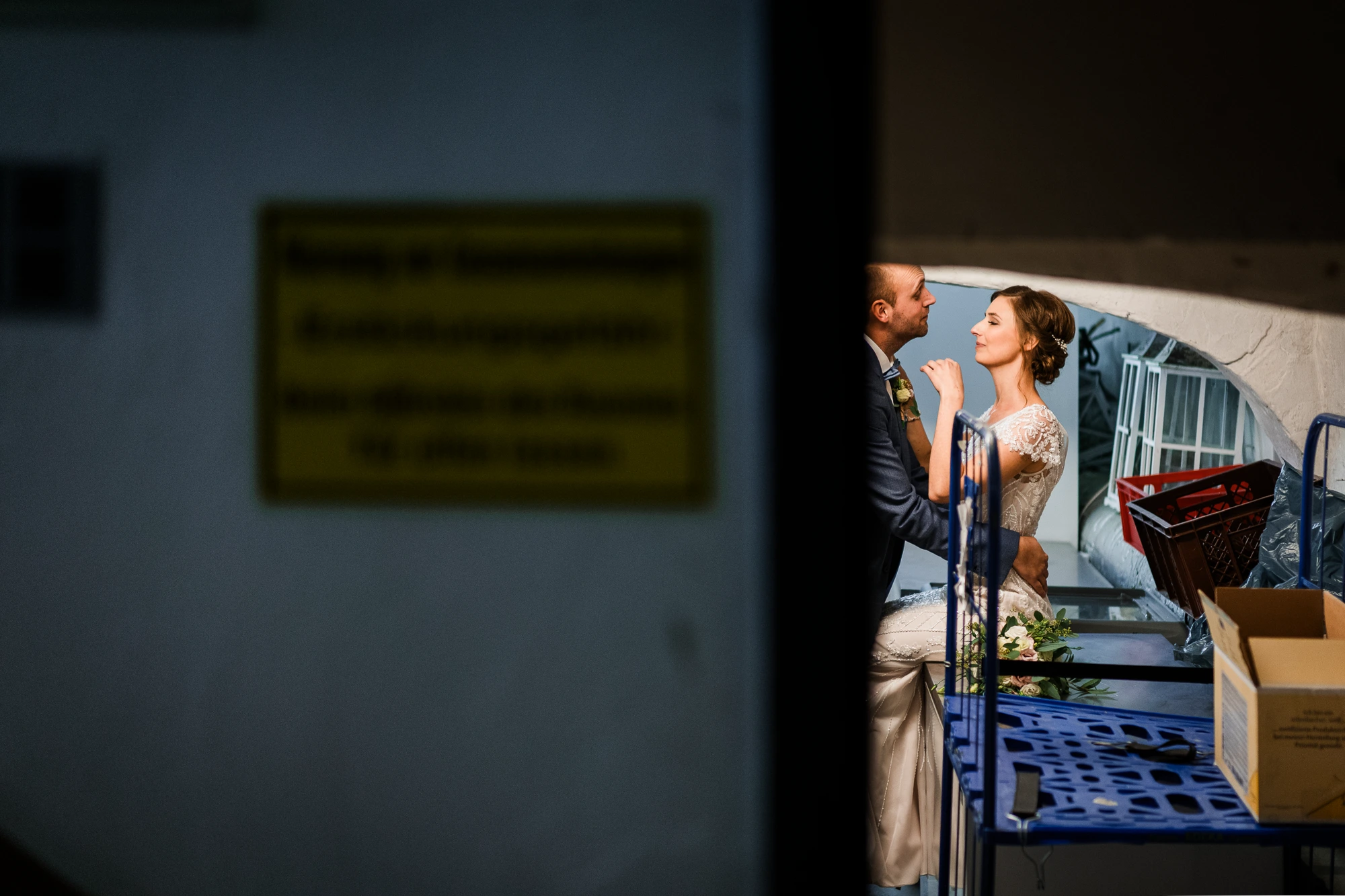 Brautpaar wartet vor der Trauung in einem Lagerbereich des Kloster Bentlage nahe Rheine