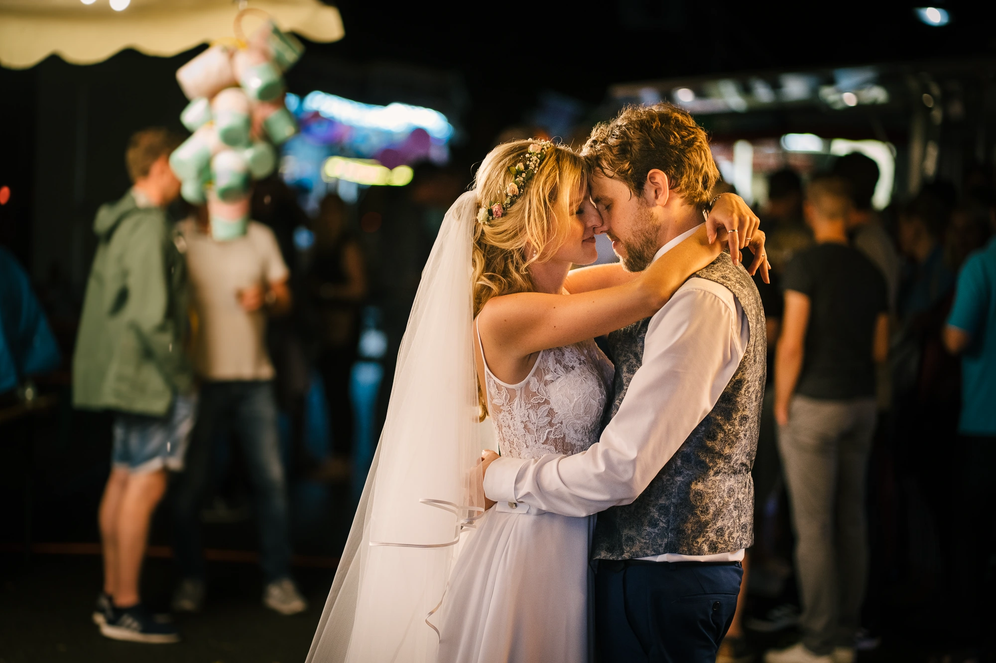 Brautpaar steht sich nah auf der Kirmes nahe Hotel Sasse in Dreierwalde – Hochzeitsfotograf Rheine