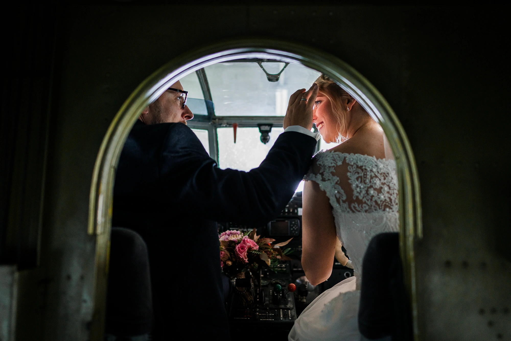 Brautpaar im Cockpit eines alten Flugzeugs auf dem Flugplatz Rheine-Bentlage