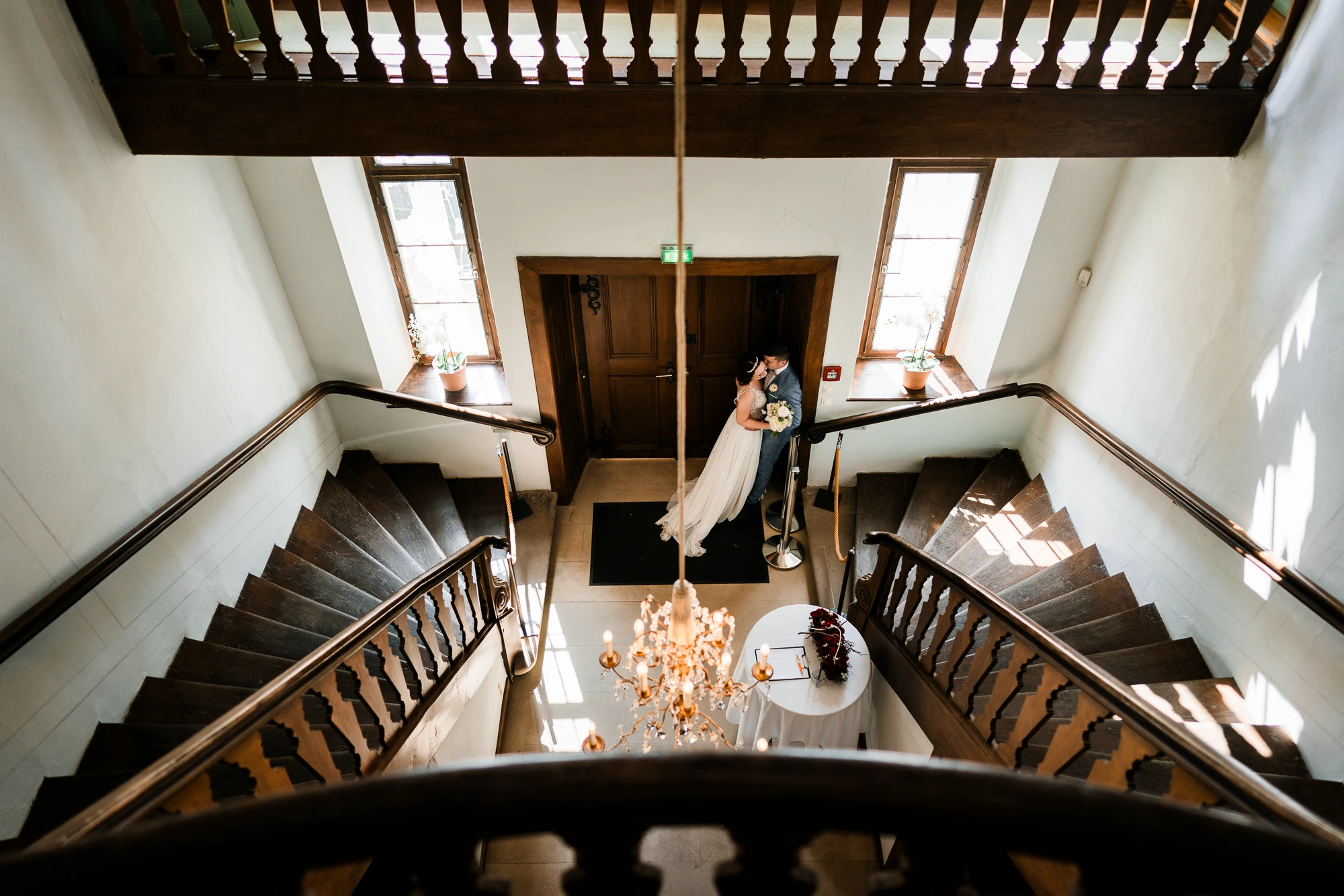 Brautpaar küsst sich im historischen Treppenhaus des Kloster Bentlage in Rheine