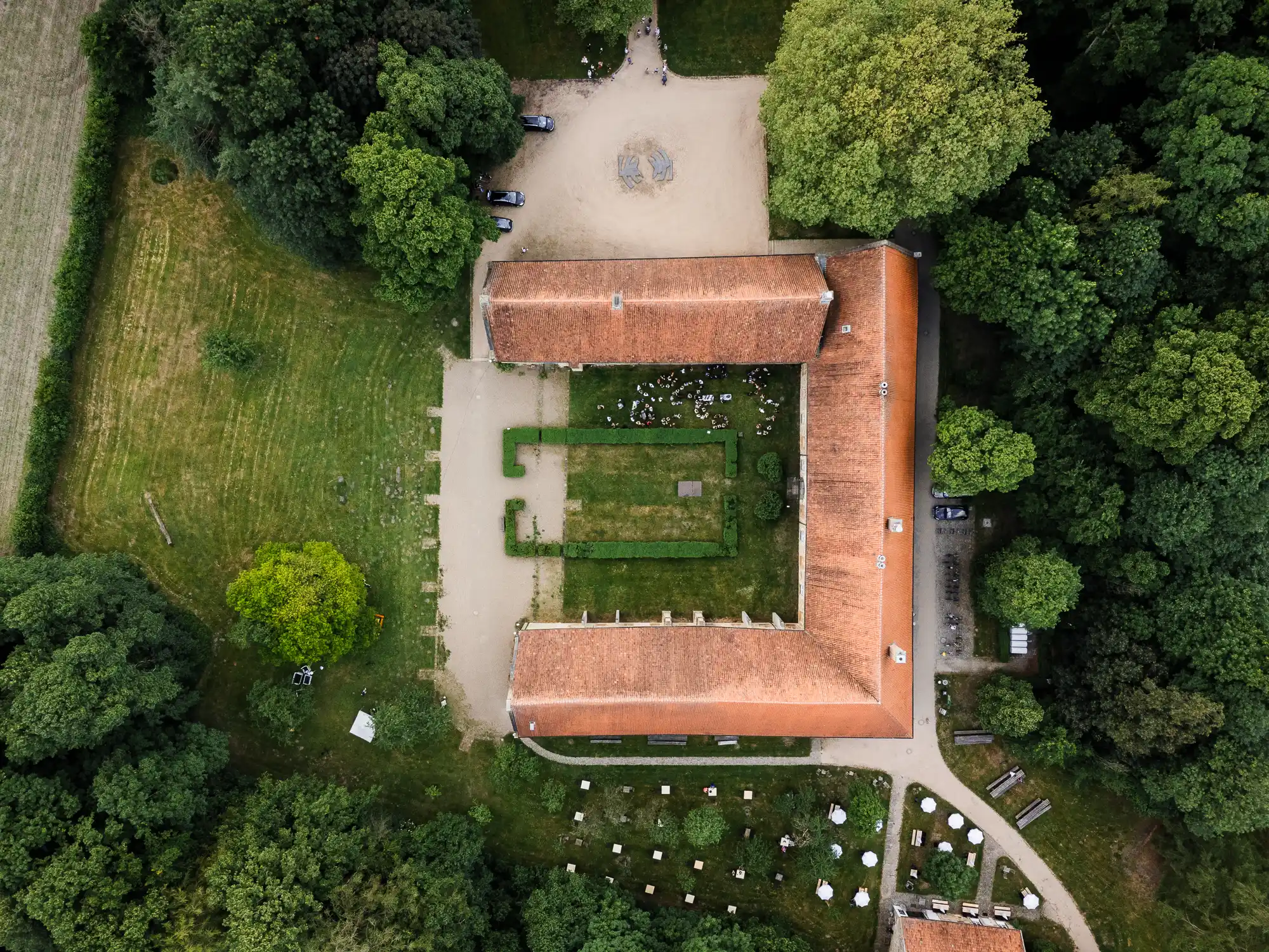Drohnenaufnahme des Kloster Bentlage in Rheine – Hochzeitsgäste versammeln sich im Innenhof